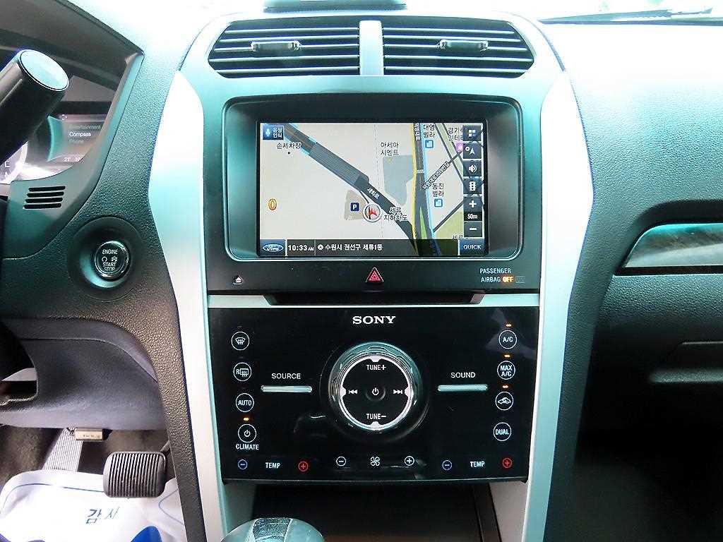 Ford Explorer — photo 12