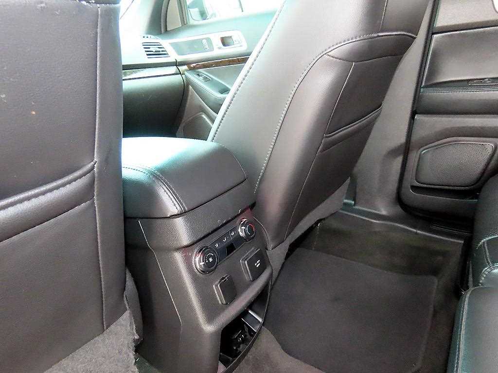Ford Explorer — photo 15