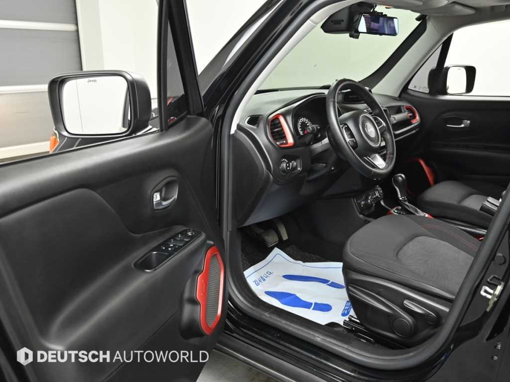 Jeep Renegade — photo 11