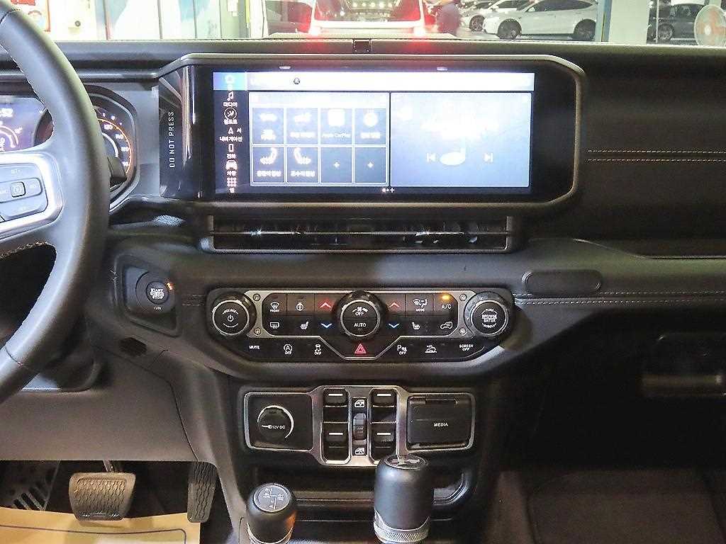 Jeep Wrangler — photo 11