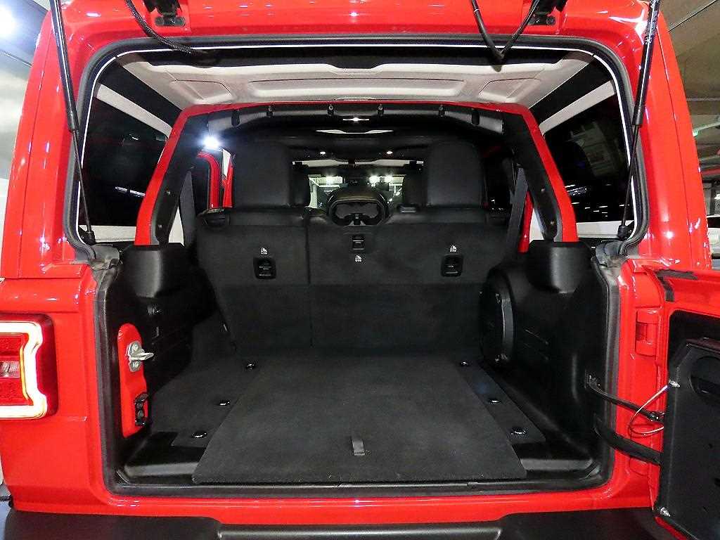 Jeep Wrangler — photo 17