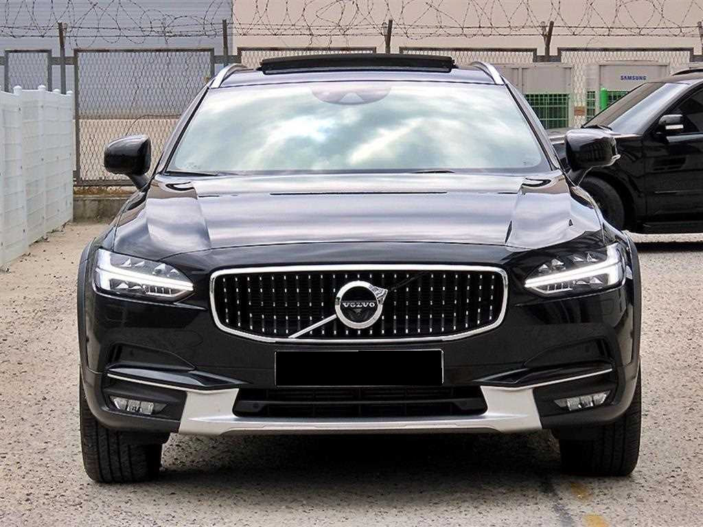 Volvo V90 — photo 01