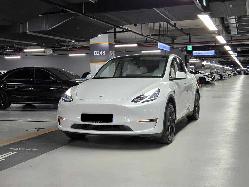 Tesla Model Y — photo 01