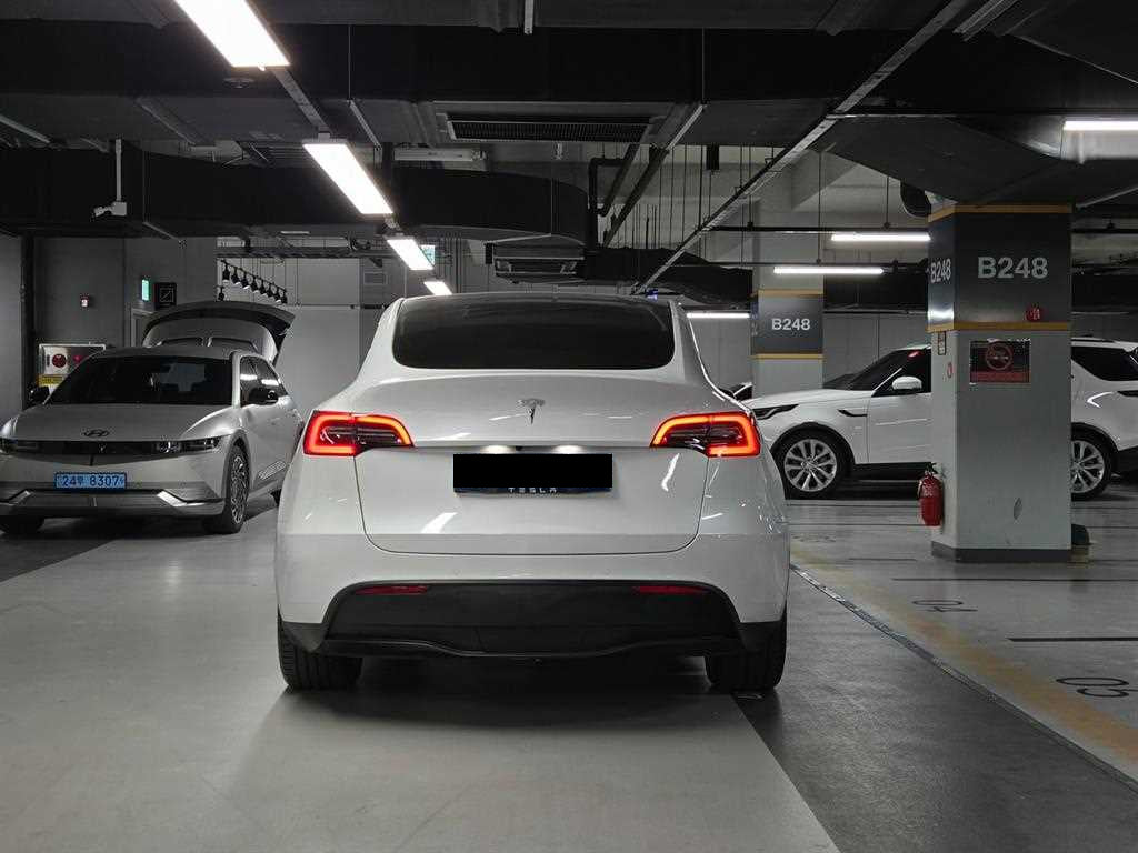 Tesla Model Y — photo 03