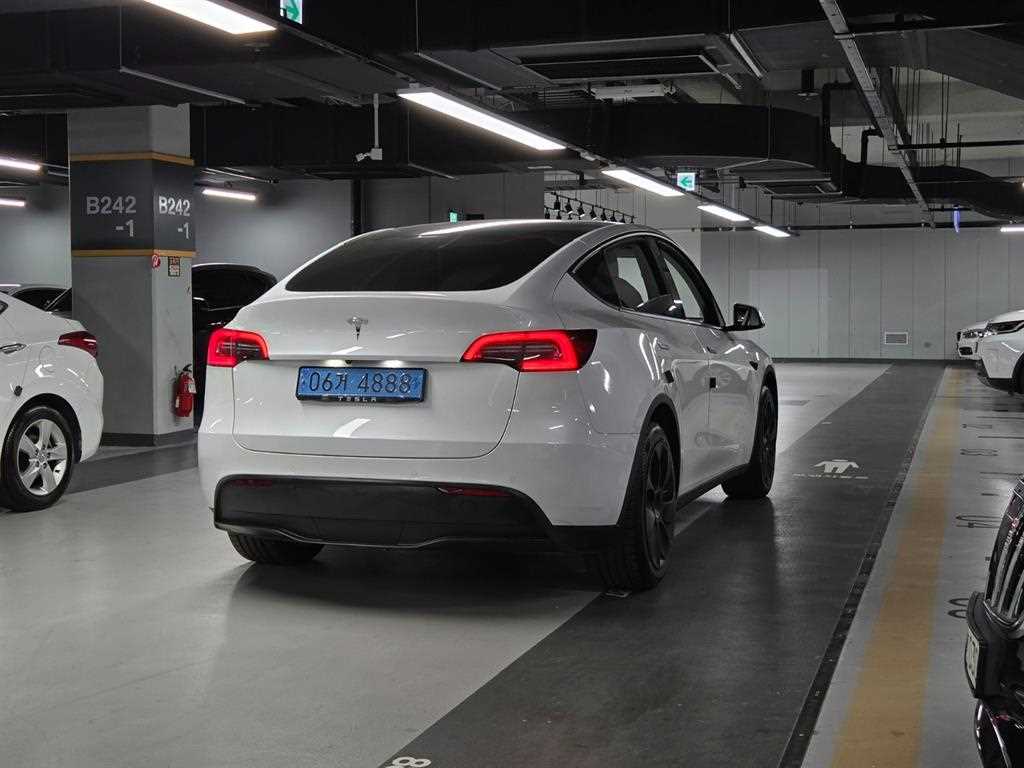 Tesla Model Y — photo 04