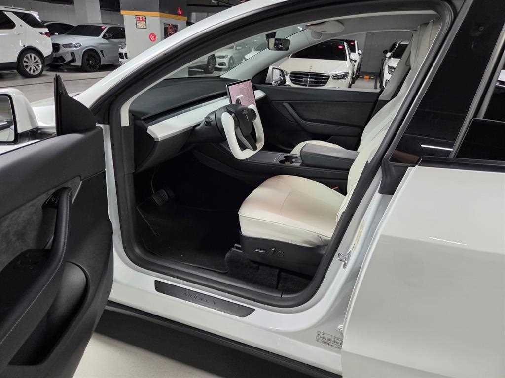 Tesla Model Y — photo 08