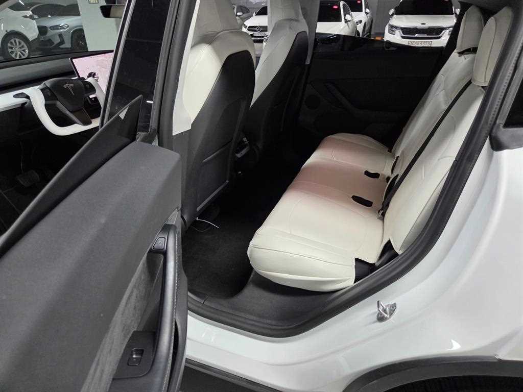 Tesla Model Y — photo 09