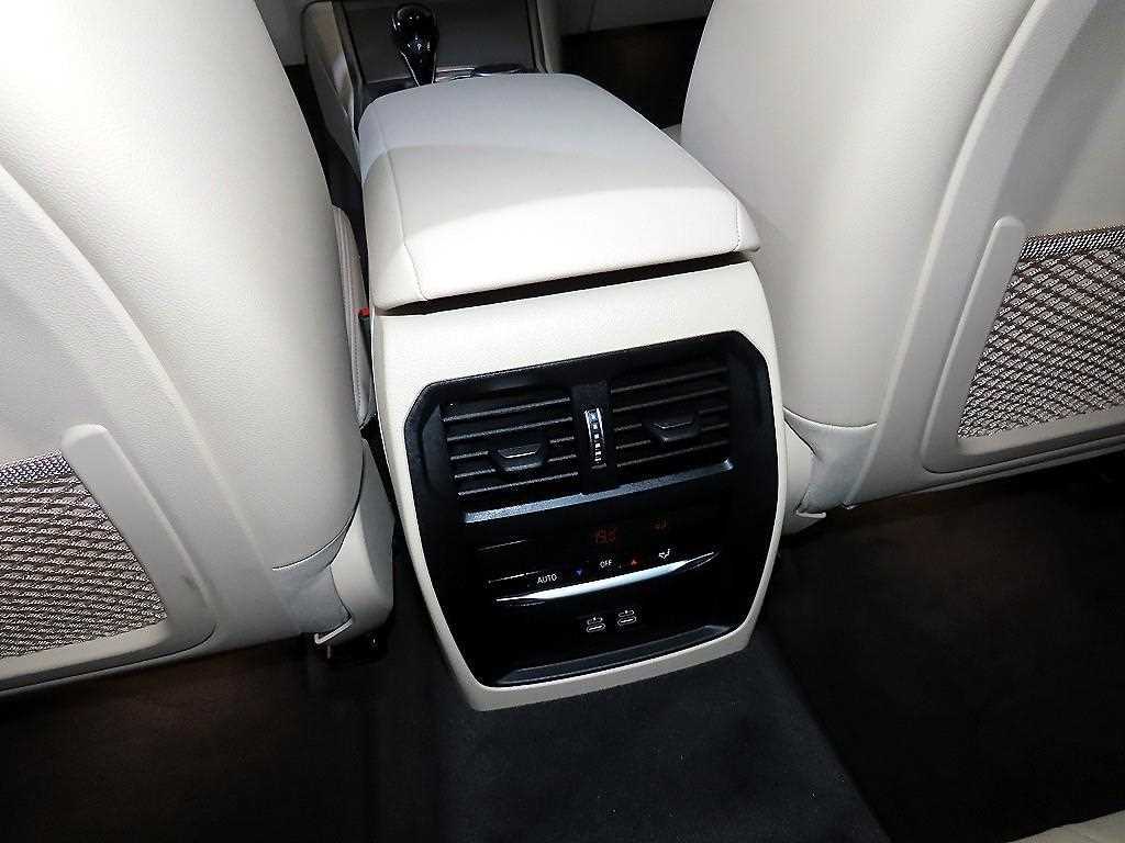 BMW 3-Series — photo 14