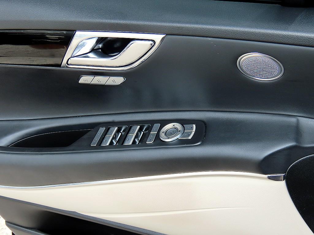 Genesis GV80 — photo 11