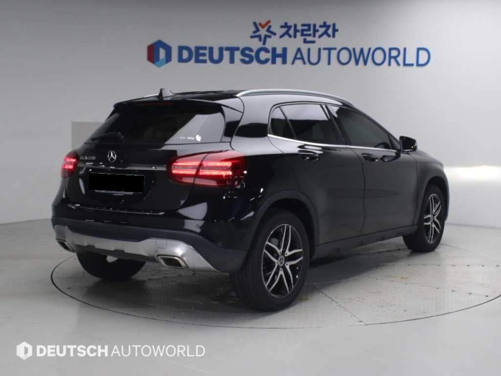 Mercedes-Benz GLA-Class — photo 02