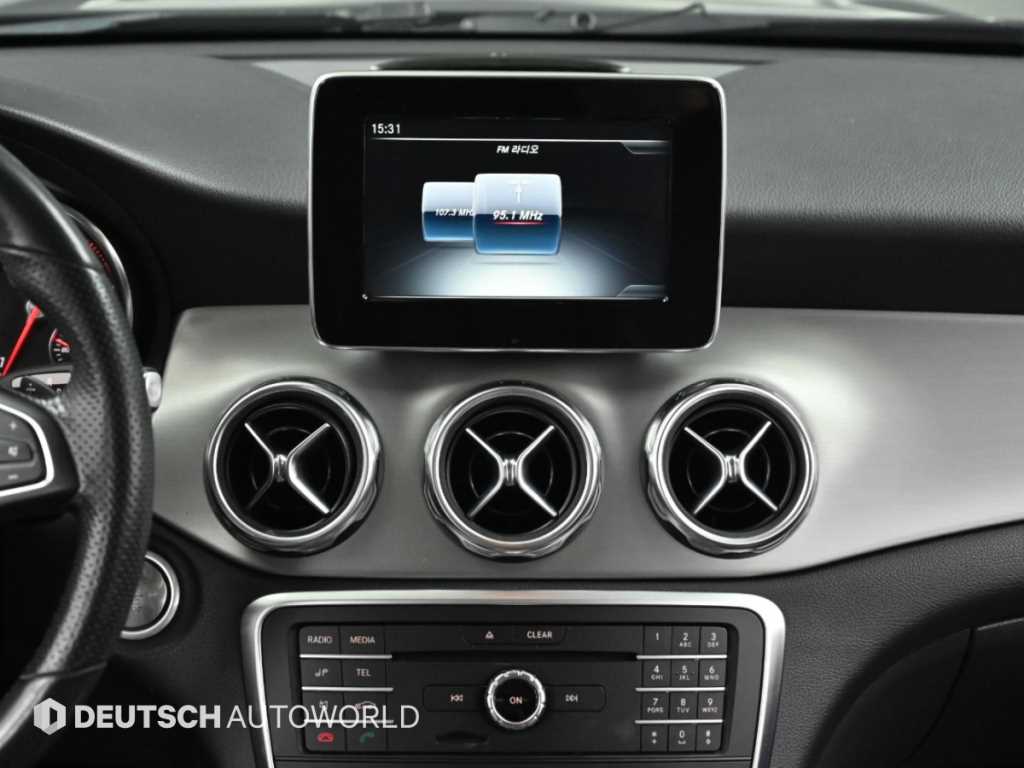 Mercedes-Benz GLA-Class — photo 14