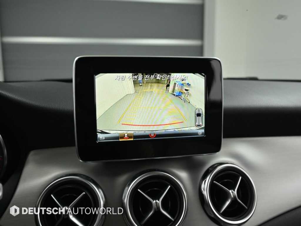 Mercedes-Benz GLA-Class — photo 15