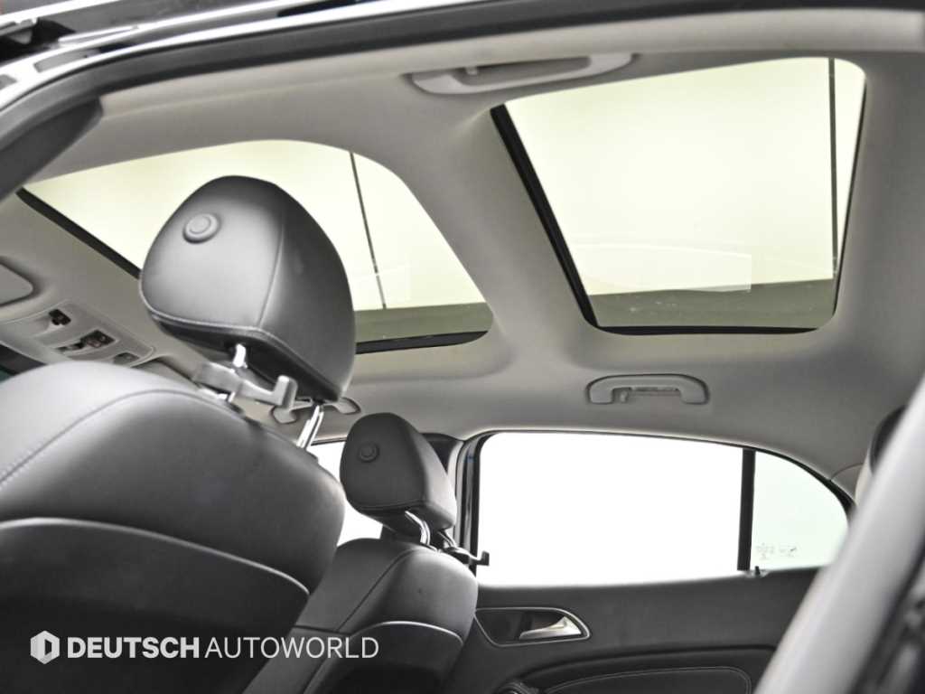 Mercedes-Benz GLA-Class — photo 18