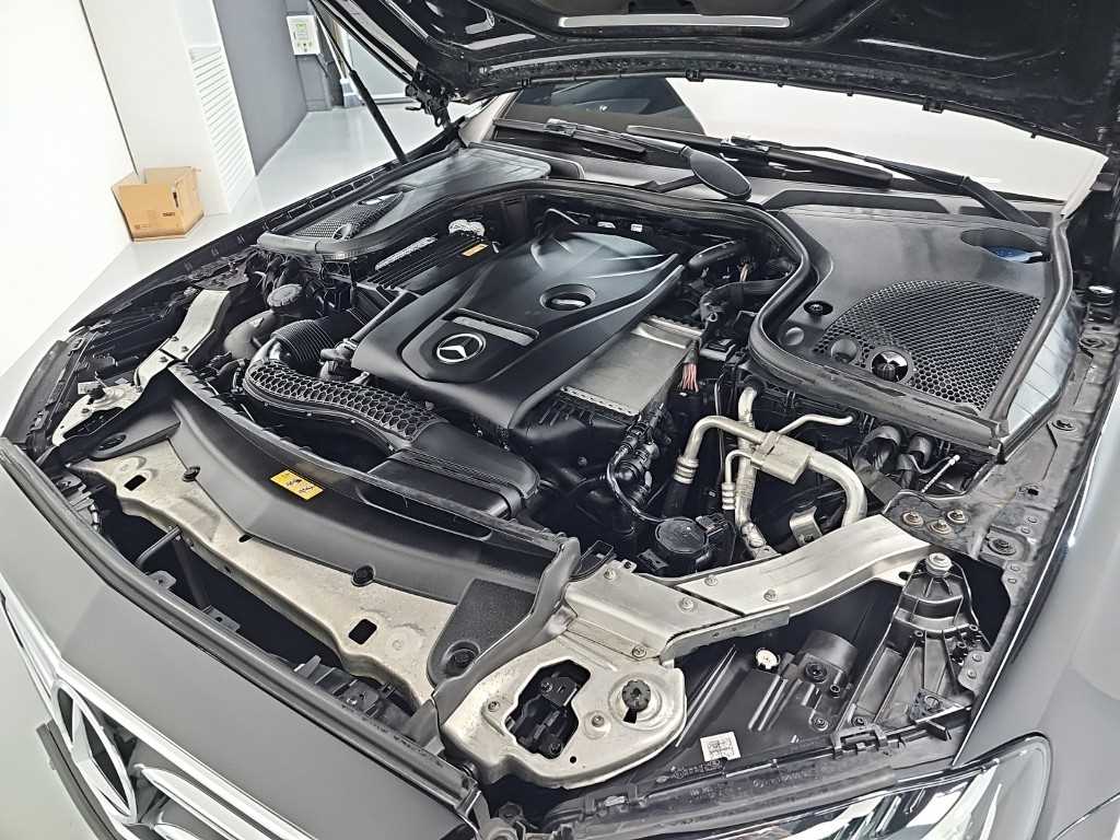 Mercedes-Benz E-Class — photo 05