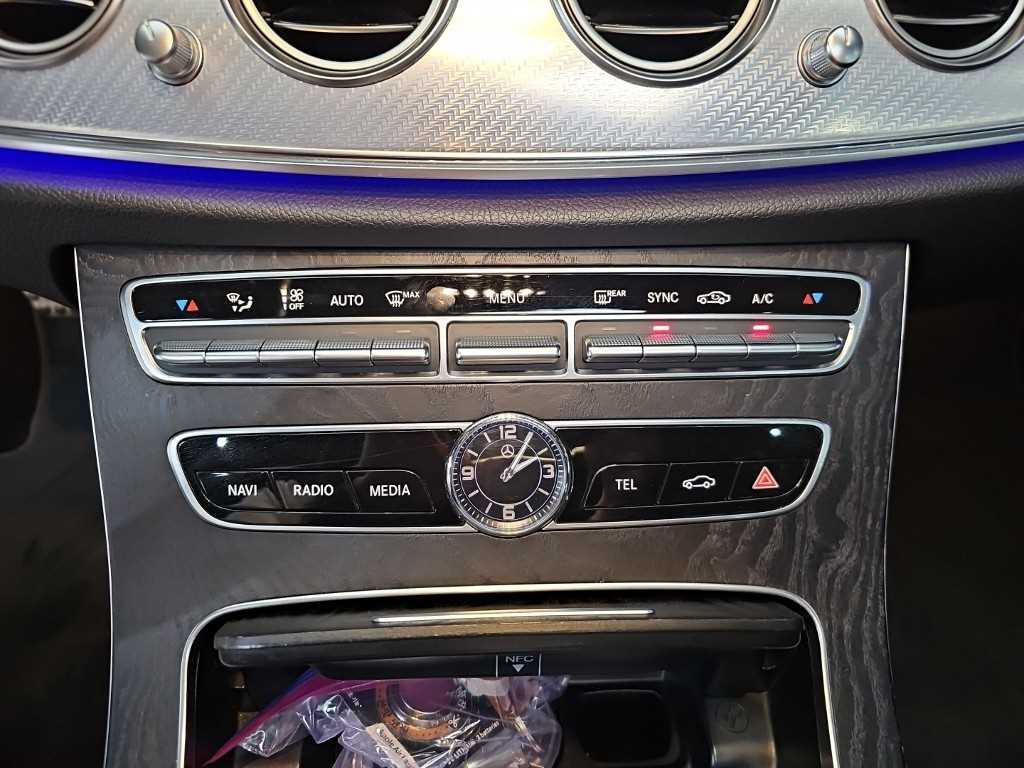 Mercedes-Benz E-Class — photo 10