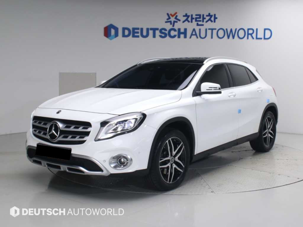 Mercedes-Benz GLA-Class — photo 01