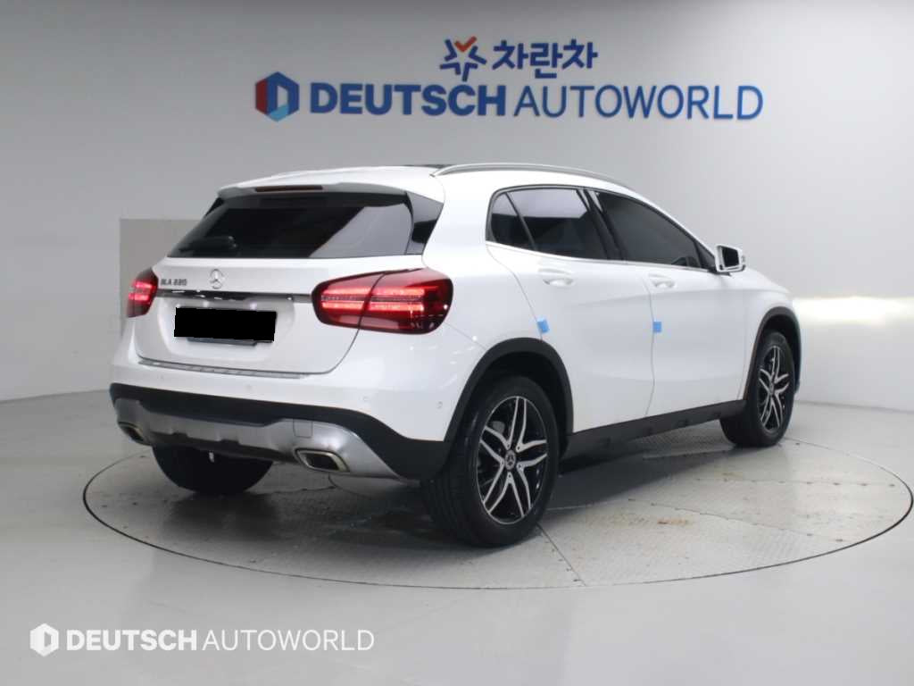 Mercedes-Benz GLA-Class — photo 02
