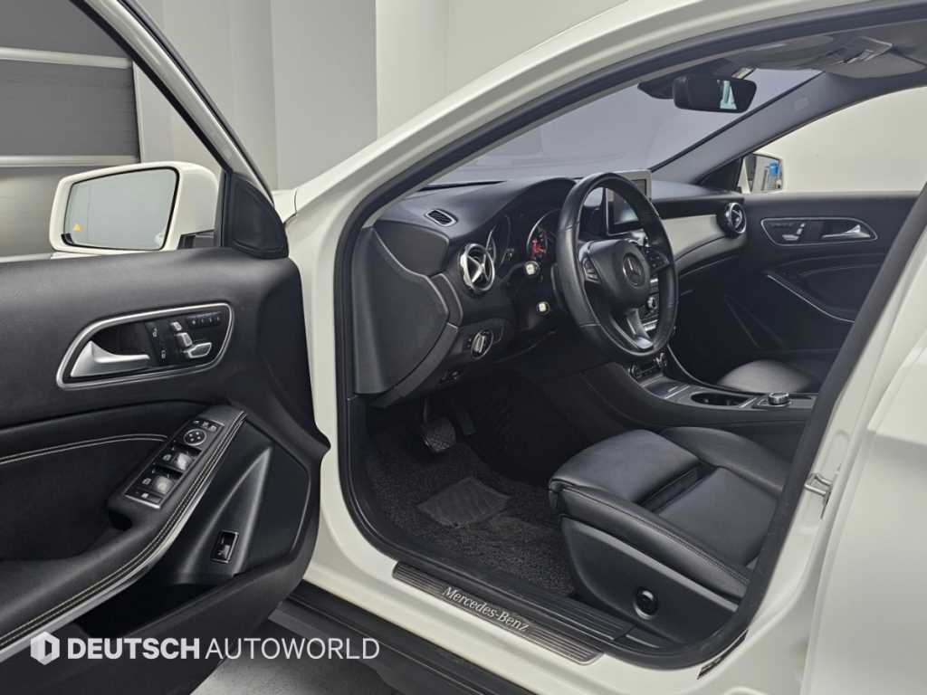 Mercedes-Benz GLA-Class — photo 11