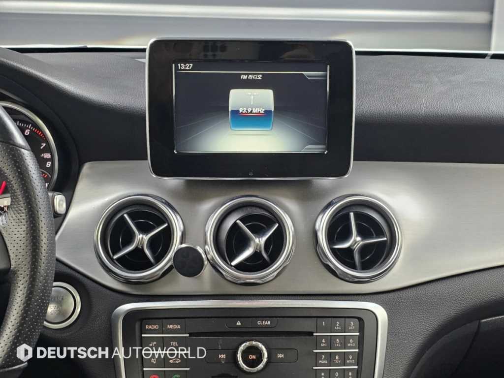 Mercedes-Benz GLA-Class — photo 14