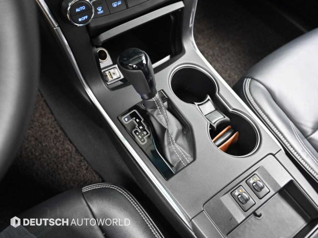 Toyota Camry — photo 09