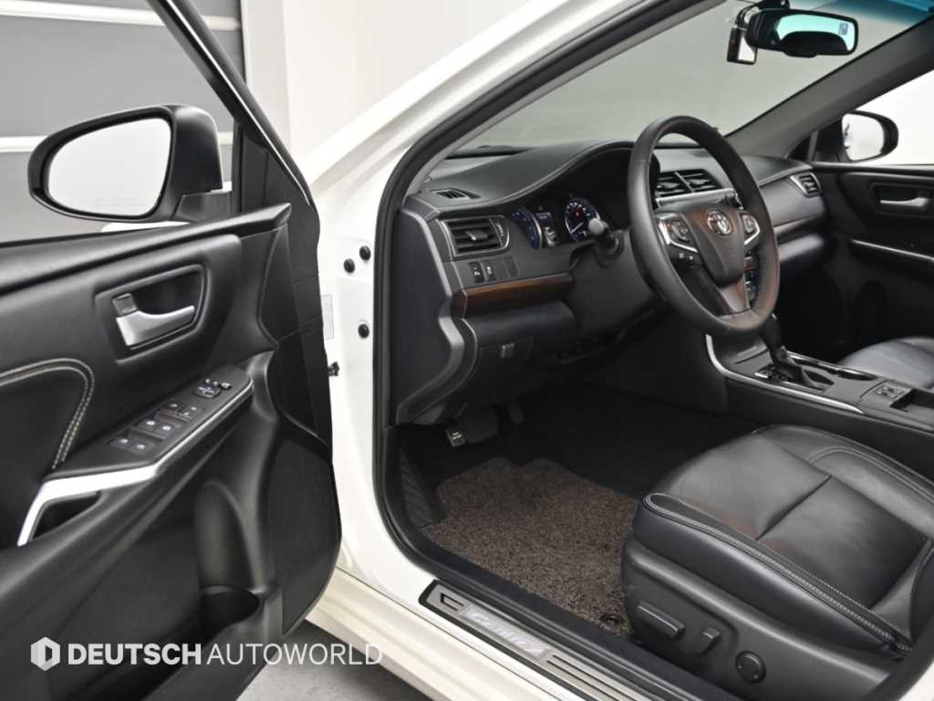 Toyota Camry — photo 11