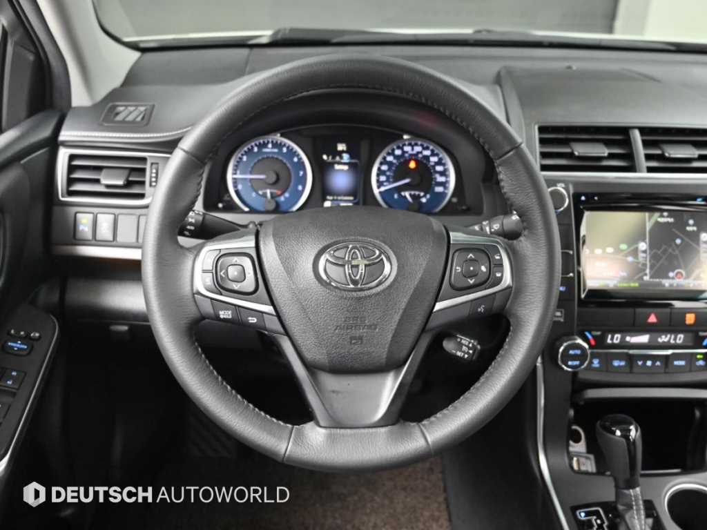 Toyota Camry — photo 13