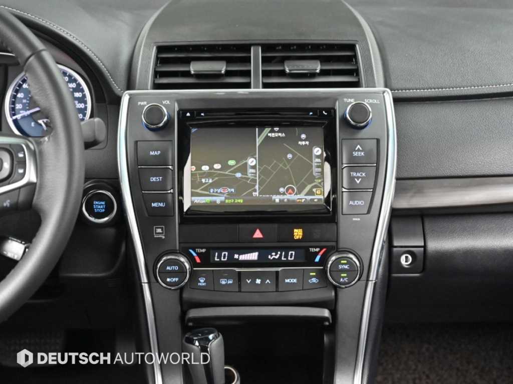 Toyota Camry — photo 14