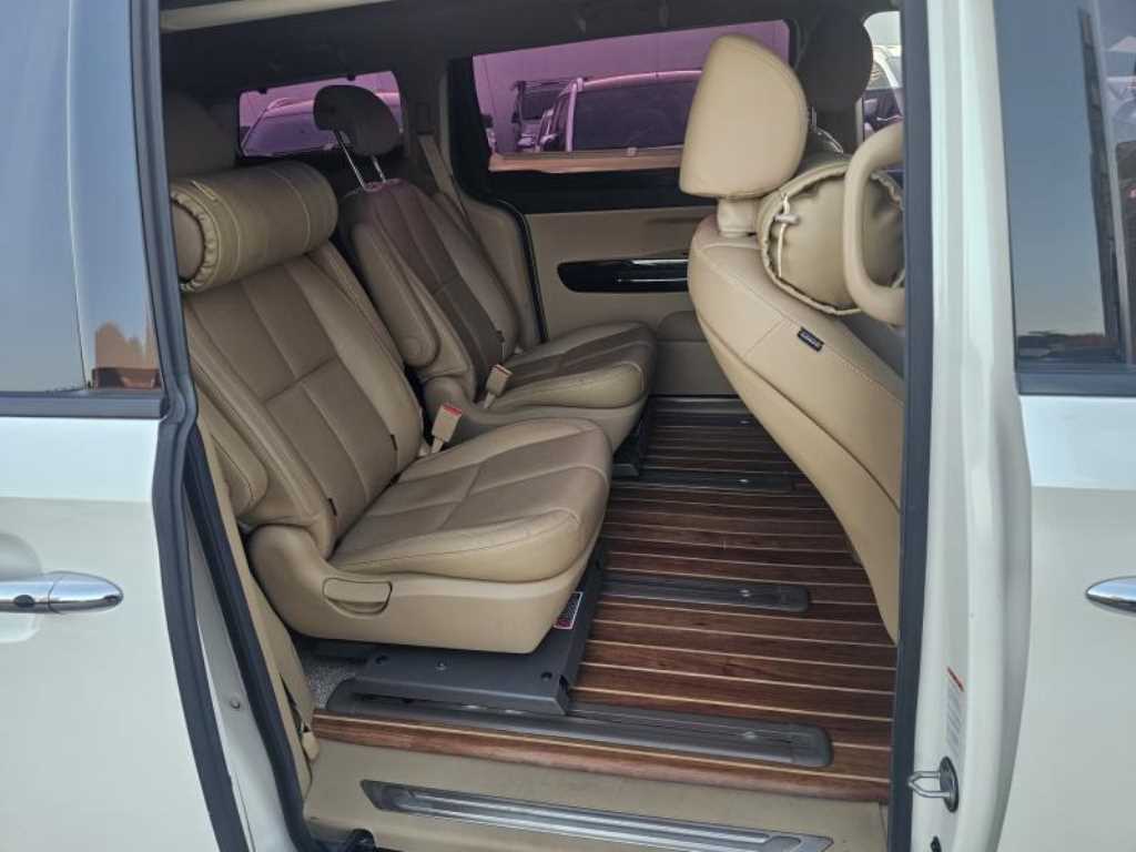 Kia Carnival — photo 05