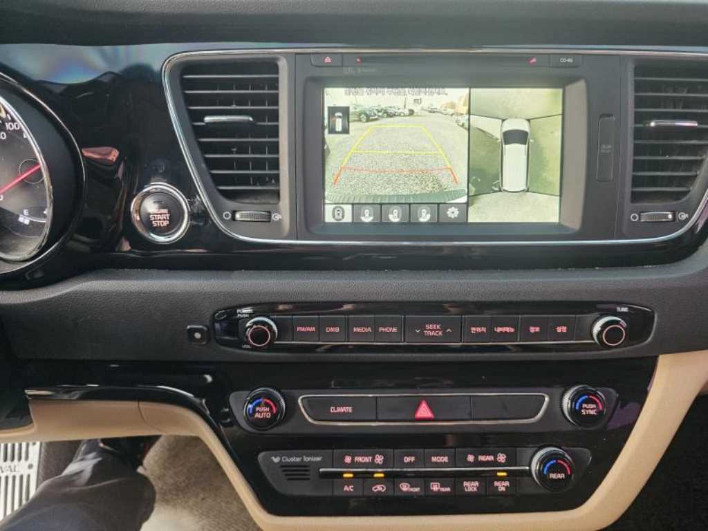Kia Carnival — photo 17
