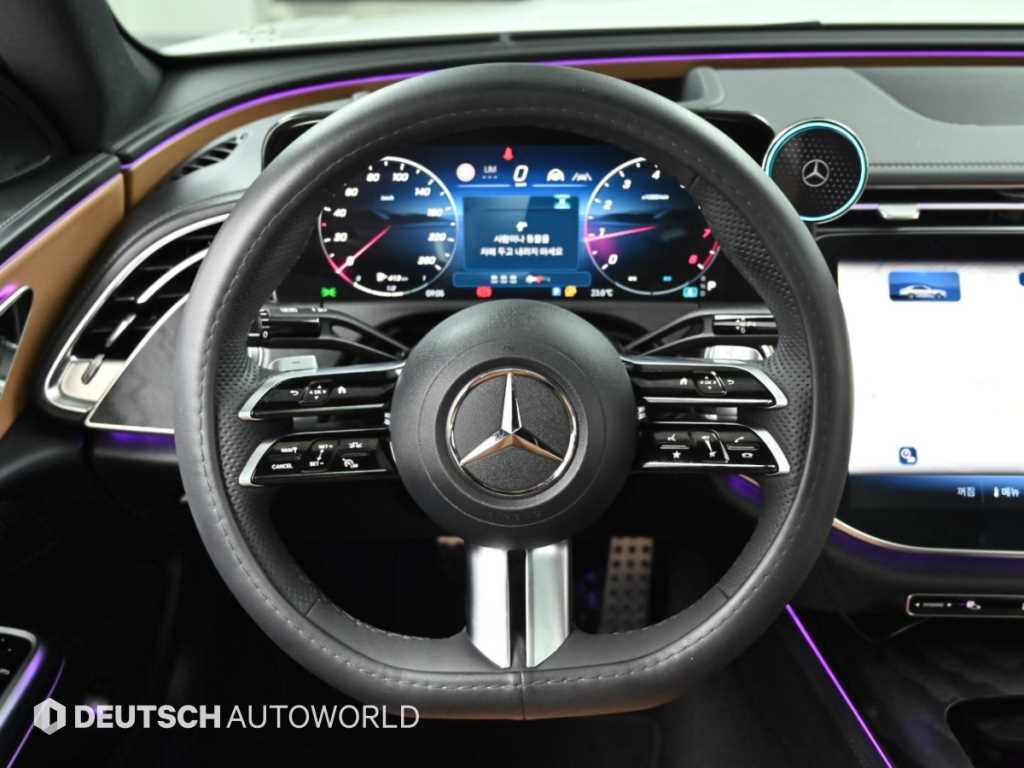 Mercedes-Benz E-Class — photo 13