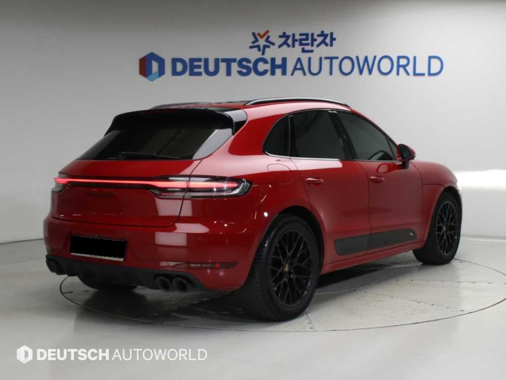 Porsche Macan — photo 02