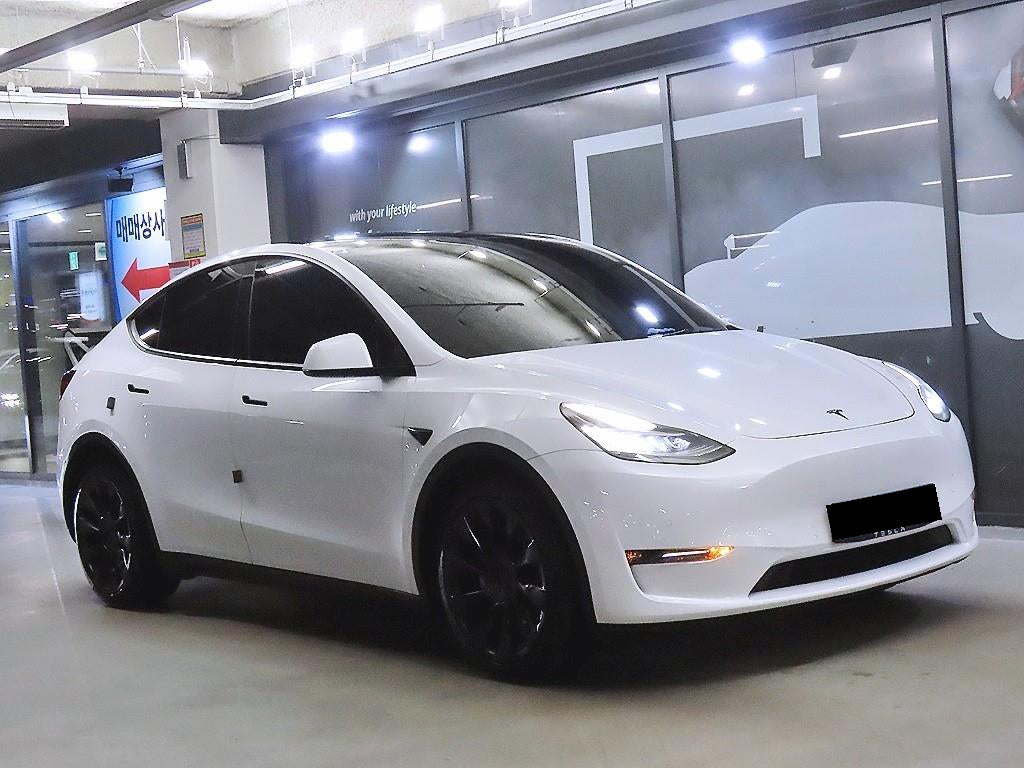 Tesla Model Y — photo 01