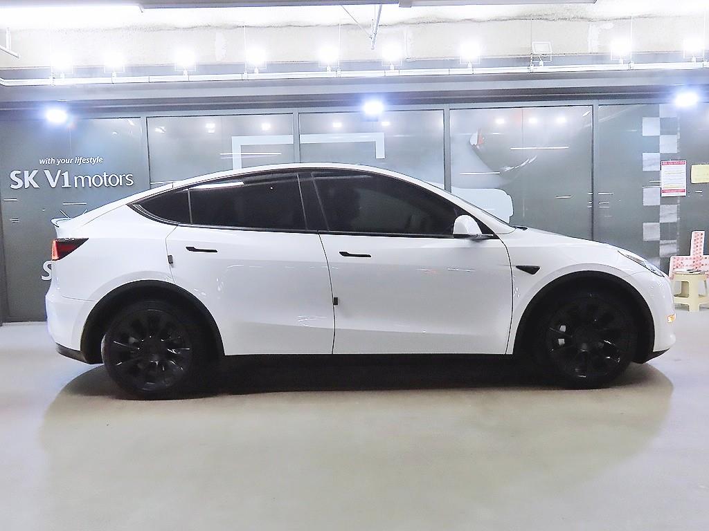 Tesla Model Y — photo 03
