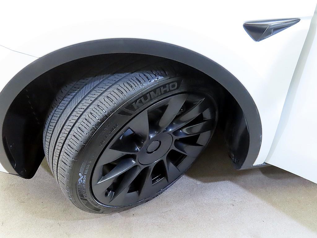 Tesla Model Y — photo 20