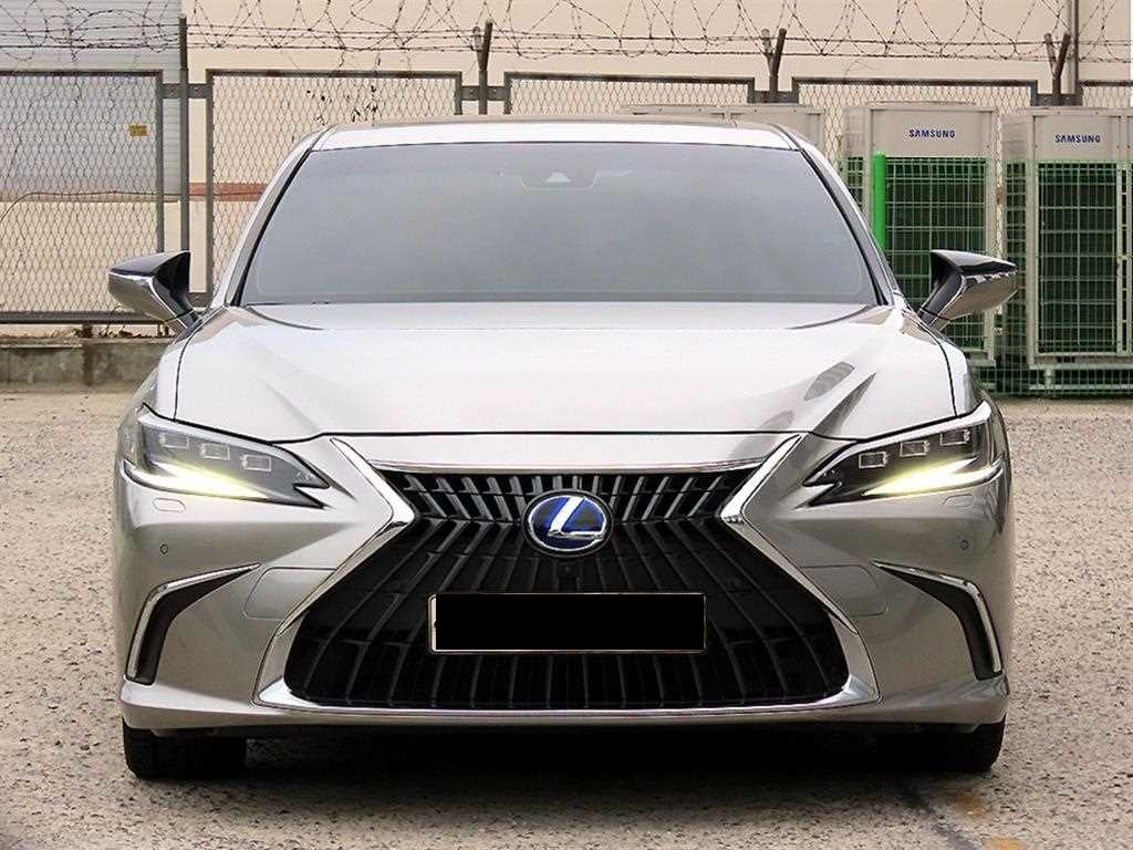 Lexus ES — photo 01