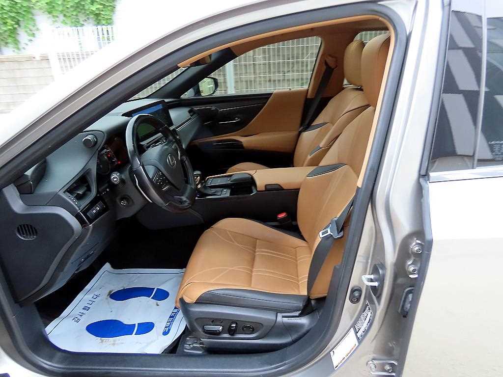 Lexus ES — photo 05