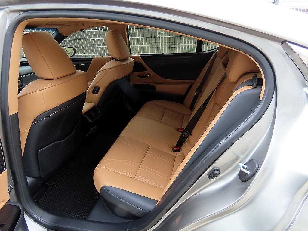 Lexus ES — photo 06
