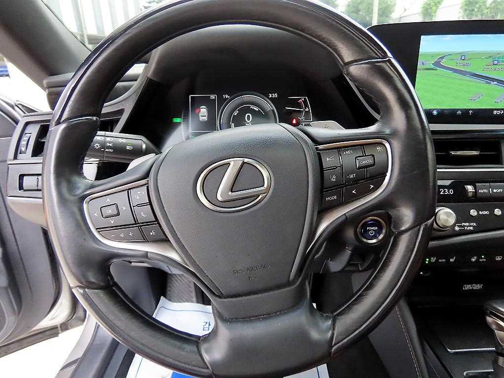 Lexus ES — photo 08