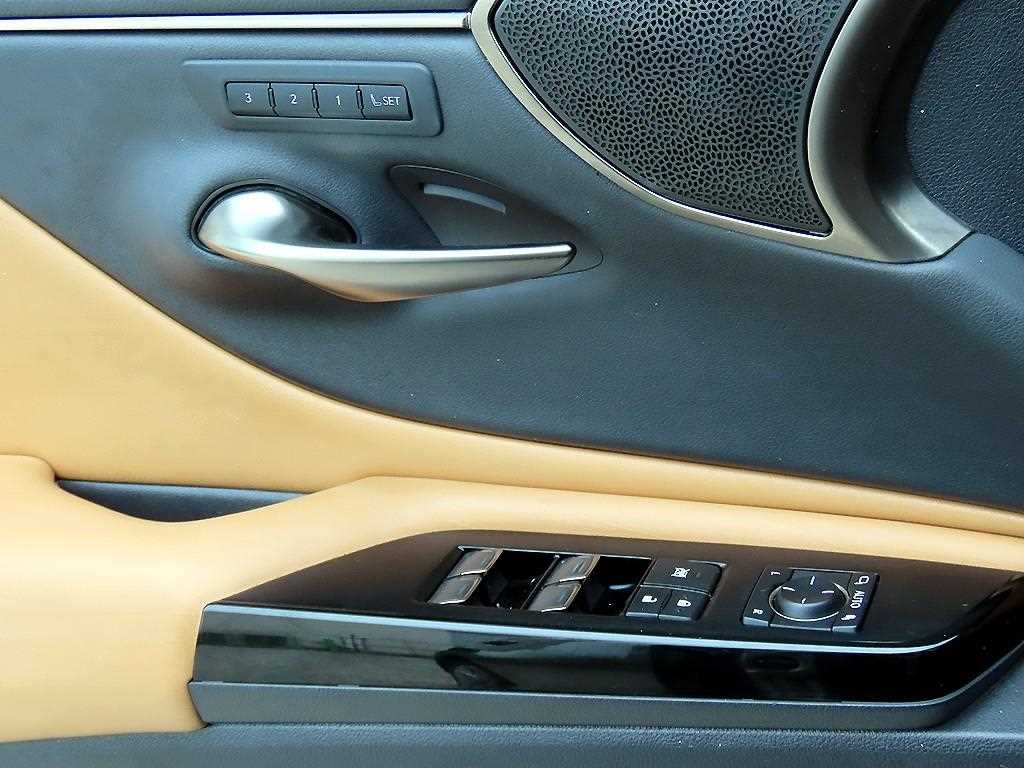 Lexus ES — photo 12