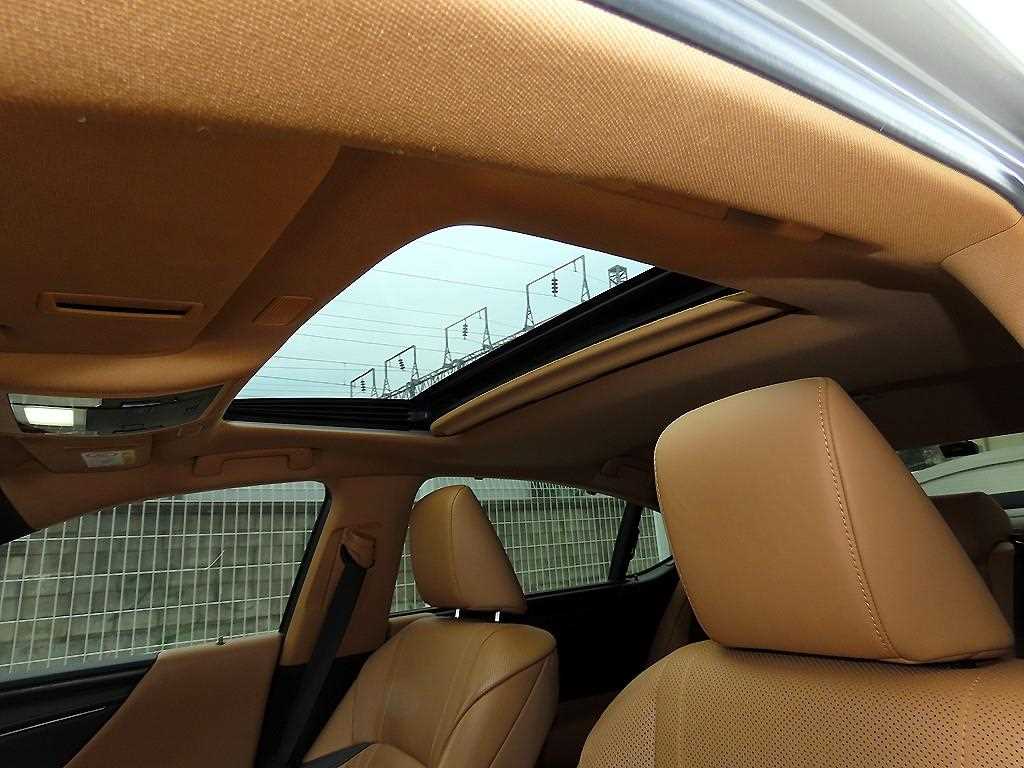 Lexus ES — photo 16