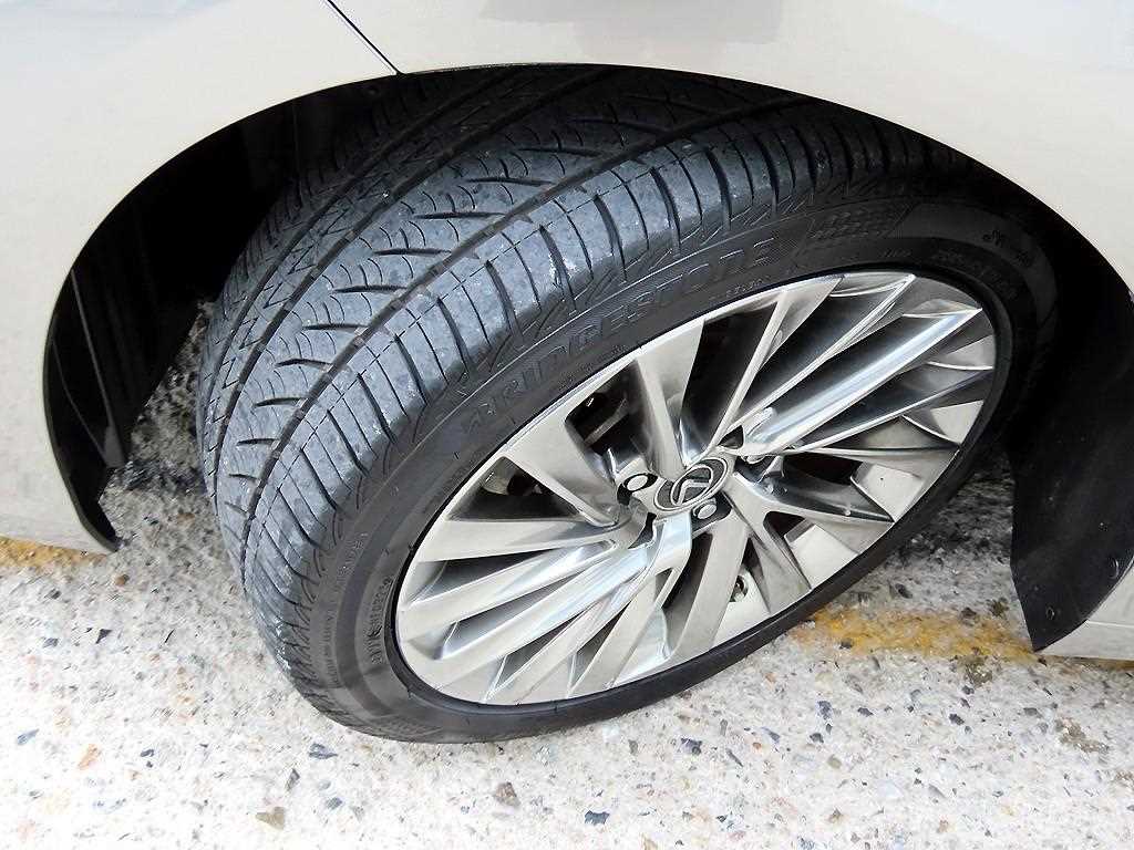 Lexus ES — photo 20