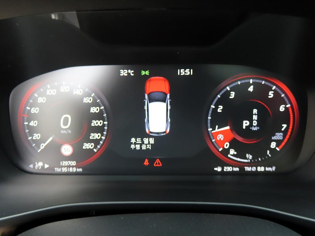 Volvo XC40 — photo 09