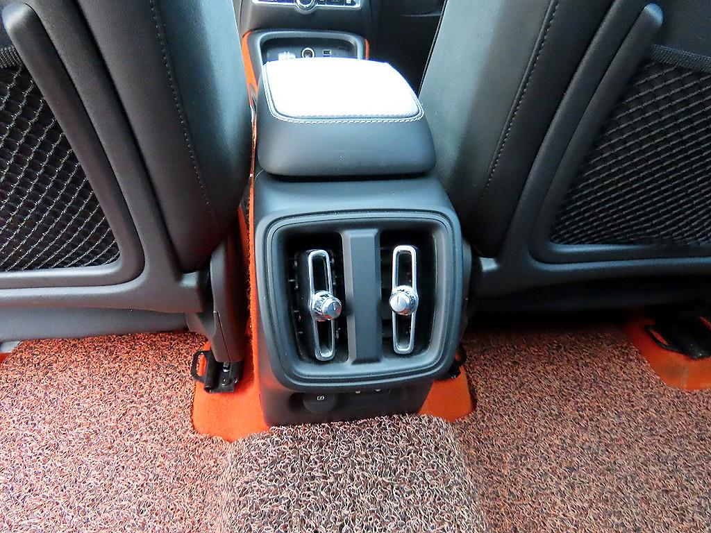 Volvo XC40 — photo 14