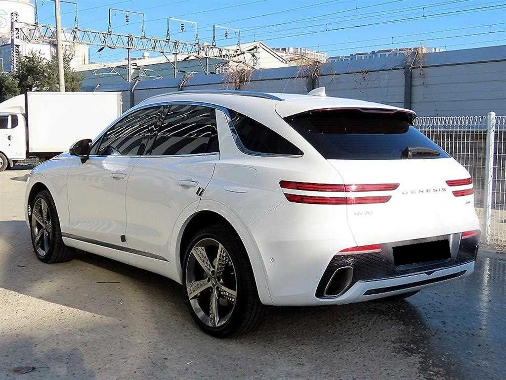 Genesis GV70 — photo 03