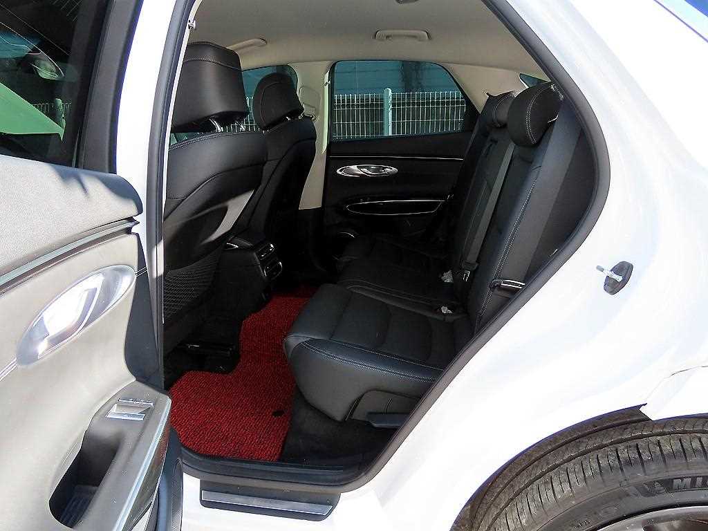 Genesis GV70 — photo 06