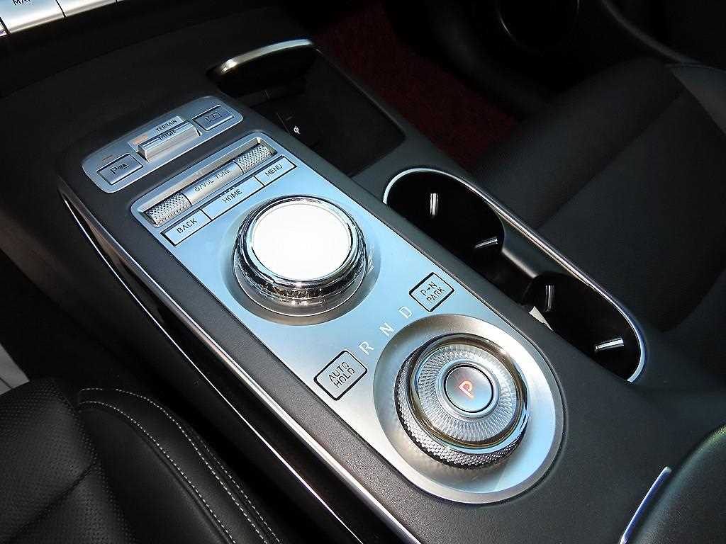 Genesis GV70 — photo 11
