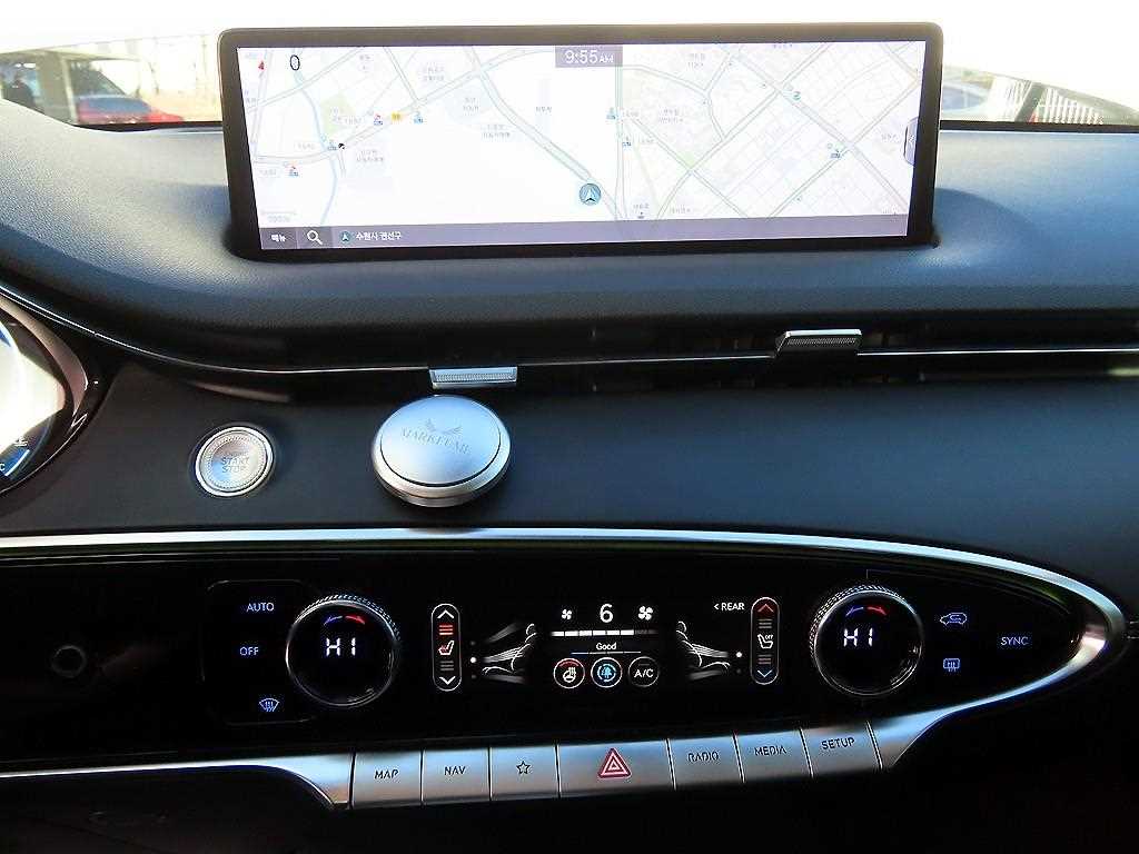 Genesis GV70 — photo 14