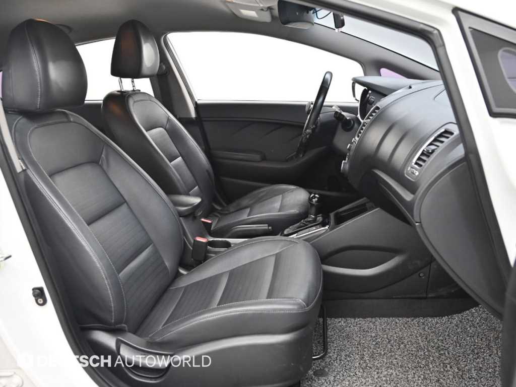 Kia K3 — photo 09