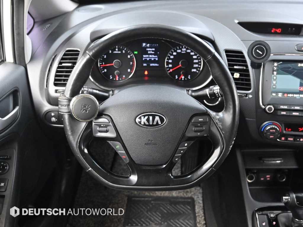 Kia K3 — photo 12
