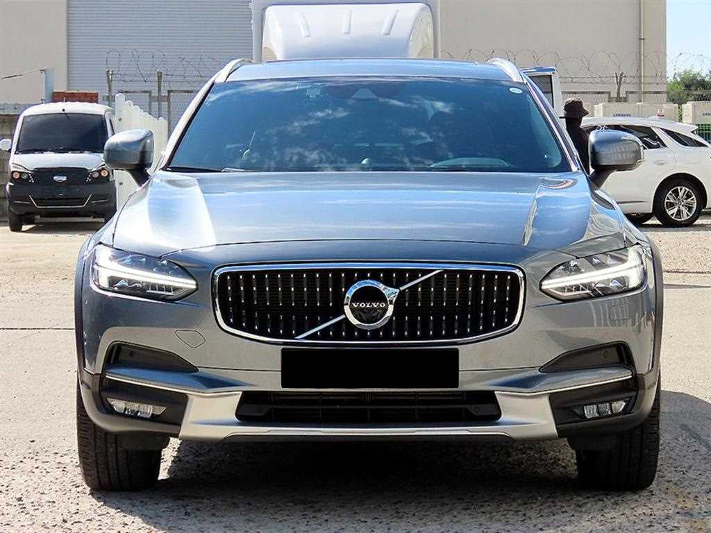 Volvo V90 — photo 01